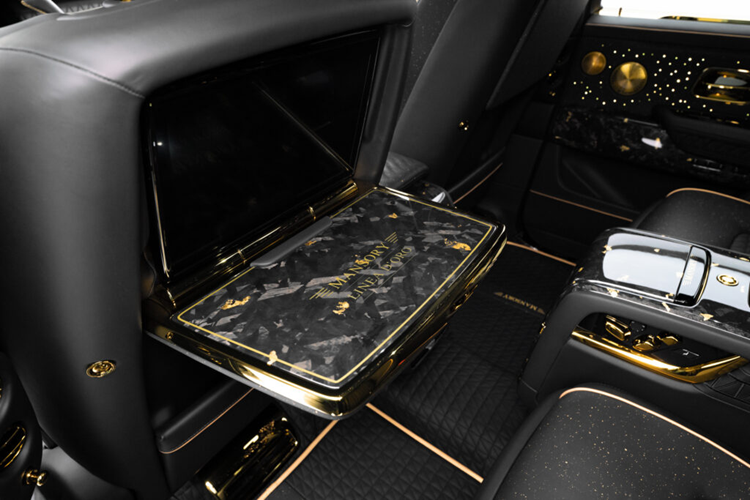 Tuy nhiên, đây không phải là sợi carbon thông thường. Mansory đã kết hợp các lớp dát vàng thật vào quá trình chế tác các chi tiết bằng carbon. Chính vì vậy, các chi tiết carbon này sẽ có những điểm nhấ bằng vàng thật độc đáo.