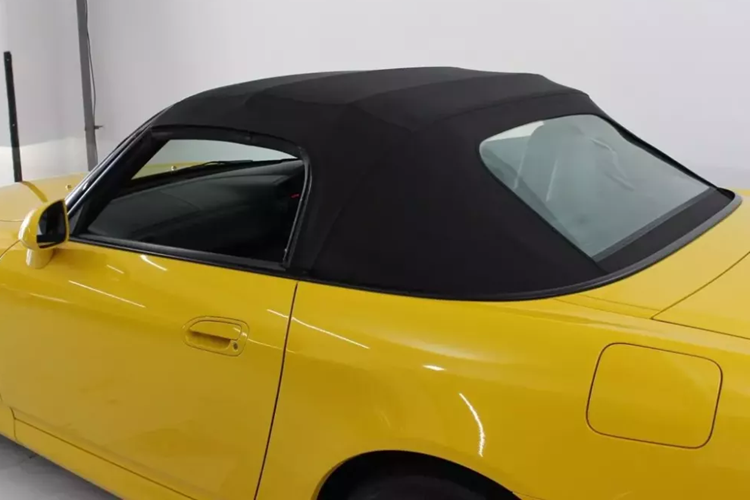 Chiếc xe Honda S2000 đời 1999 này đến từ thị trường Nhật Bản và hiện đang được rao bán tại 1 đại lý ở Mỹ, đồng hồ công tơ mét của xe chỉ mới chạy được 745 miles, tương đương 1.200 km, bạn không đọc nhầm đâu vì tính ra, trung bình mỗi năm xe lăn bánh chỉ 48 km, chia ra cho 12 tháng trong năm, mỗi tháng chỉ là 4 km.