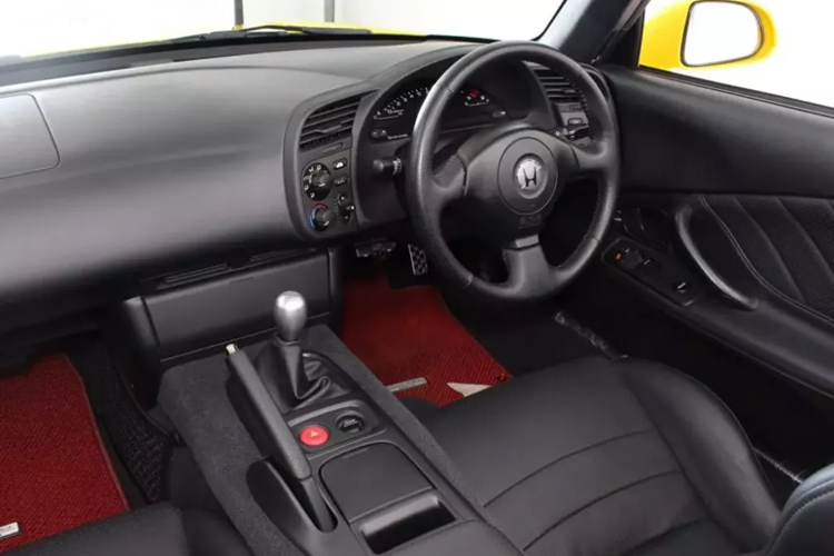 Chiếc xe Honda S2000 siêu hiếm này được nhập vào nước Mỹ nên xe có tay lái bên phải và động cơ của xe có thể sản sinh công suất khoảng 250 mã lực và mô-men xoắn 153 lb-ft (208 Nm). Nó truyền sức mạnh đó đến bánh sau thông qua hộp số sàn sáu cấp. Toàn bộ chiếc xe này cũng nặng khoảng 2.777 pound (1.260 kg).