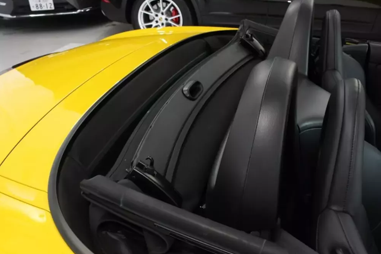 Câu chuyện về các xe chạy ít cũng đã xuất hiện tại Việt Nam, cụ thể là các siêu xe, xe thể thao trong garage của ông Đặng Lê Nguyên Vũ, có chiếc vài năm chỉ lăn bánh vài chục km, còn nguyên tờ giấy lót thảm.