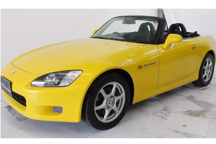 Rất ít những chiếc ôtô trên thế giới có thể là đối thủ thực sự của Honda S2000 nội địa Nhật, kỹ thuật chế tạo ra nó thật đáng kinh ngạc và cực kỳ đáng tin cậy. Nếu bạn muốn mua 1 chiếc xe gần như mới tinh, thì sẽ không có chiếc xe nào đạt được độ hoàn hảo như xe trong bài viết này.