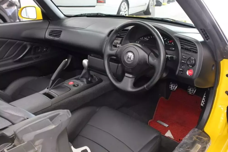 Ngoài số km thấp, hệ thống truyền động tuyệt vời và tình trạng tuyệt vời của ví dụ này, nó còn là xe nguyên bản. Điều này hiếm có đối với bất kỳ chiếc xe hiệu suất nào của Nhật Bản từ thời đại này. Có rất nhiều điều đáng yêu về chiếc xe mui trần nhỏ này nhưng có một điều cay đắng lớn.