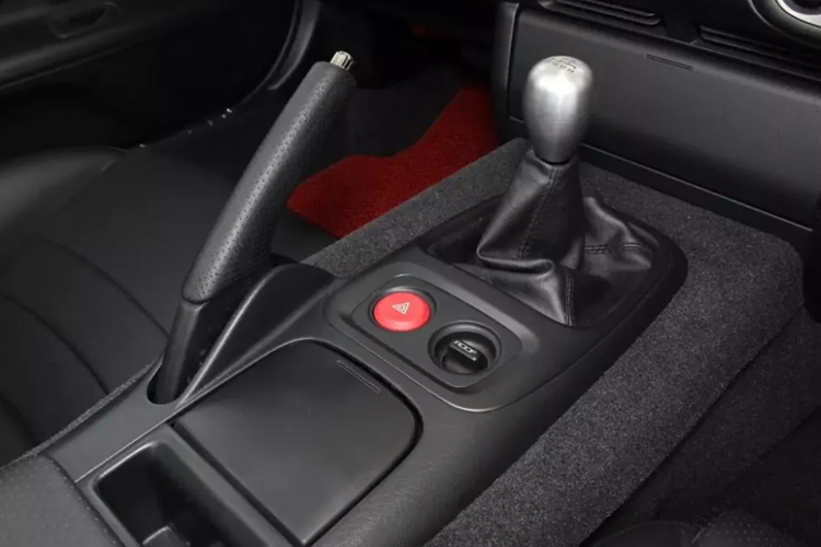 Vì ngon, bổ thì không thể nào đi kèm với rẻ, nếu bạn muốn sở hữu chiếc xe thể thao Honda S2000, được xem là biểu tượng trong làng xe JDM này, thì cần phải bỏ ra số tiền tối thiểu là 120.000 USD (hơn 2,8 tỷ đồng). Đó là số tiền của một chiếc Porsche 911 Carrera hoàn toàn mới.