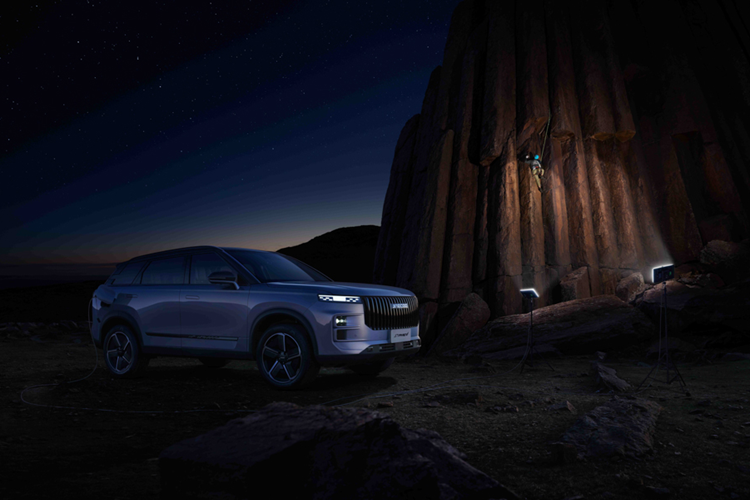 Jaecoo J7 PHEV được trang bị nội thất 5 chỗ ngồi với ghế bọc da, vô lăng vát đáy thể thao, bảng đồng hồ kỹ thuật số 12,3 inch và màn hình cảm ứng trung tâm 14,8 inch đặt dọc, hỗ trợ kết nối Apple CarPlay/Android Auto không dây cũng như cập nhật phần mềm qua WiFi.