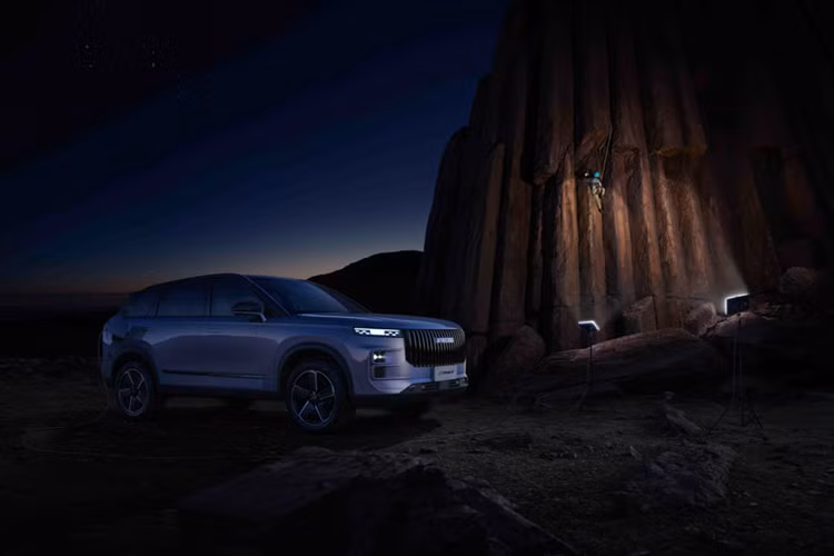 Jaecoo J7 PHEV được trang bị nội thất 5 chỗ ngồi với ghế bọc da, vô lăng vát đáy thể thao, bảng đồng hồ kỹ thuật số 12,3 inch và màn hình cảm ứng trung tâm 14,8 inch đặt dọc, hỗ trợ kết nối Apple CarPlay/Android Auto không dây cũng như cập nhật phần mềm qua WiFi.