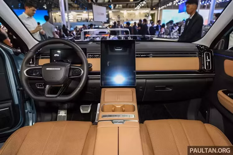 Với những thông số này, Jaecoo J7 PHEV sẽ trở thành mẫu xe mạnh nhất trong phân khúc SUV cỡ B ở thị trường Việt Nam trong tương lai. Theo nhà sản xuất, khi dùng cả động cơ xăng lẫn pin, xe có thể hoàn thành quãng đường lên đến 1.200 km. Nếu chỉ dùng riêng pin, Jaecoo J7 PHEV có thể chạy được 88 km.