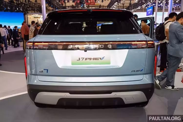 Theo đó, mẫu xe này được trang bị hệ truyền động plug-in hybrid (PHEV), bao gồm máy xăng 4 xi-lanh, tăng áp, dung tích 1.5L, kết hợp với mô-tơ điện nằm trên cầu trước và hộp số Dedicated Hybrid Transmission (DHT). Hệ truyền động PHEV kể trên cho công suất tổng cộng 347 mã lực và mô-men xoắn cực đại 525 Nm.