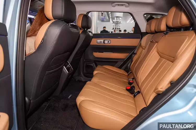 Nhờ đó, mẫu xe này tiêu thụ lượng xăng trung bình 4,9 lít/100 km. Chưa hết, Jaecoo J7 PHEV còn sạc pin bằng sạc nhanh DC và có tính năng V2L, cho phép dùng pin của xe để sạc các thiết bị ngoài.