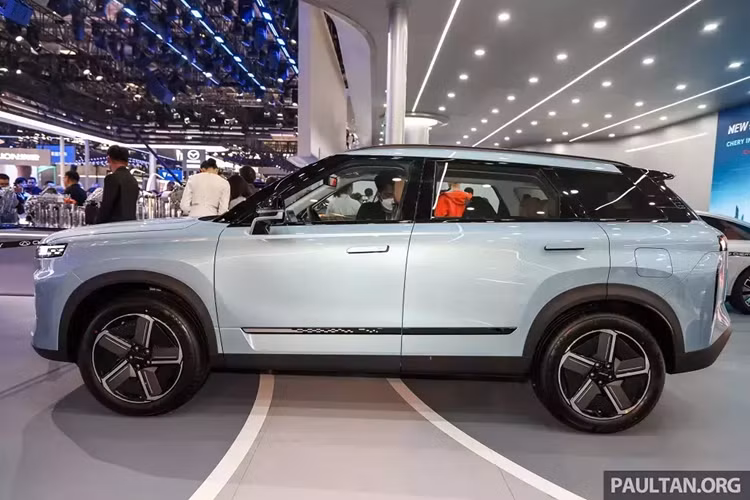 Đây là một trong số những mẫu xe mà hai thương hiệu con của hãng xe Chery dự định sẽ trình làng ở thị trường Việt Nam, bên cạnh Jaecoo J7 và Omoda E5. Đúng như tên gọi, mẫu xe SUV Jaecoo J7 PHEV vốn là xe plug-in hybrid.