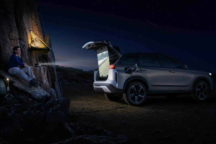 Khác với người anh em nằm cùng phân khúc là Omoda C5, Jaecoo J7 PHEV được thiết kế theo phong cách tròn trịa và mượt mà hơn, gợi liên tưởng đến SUV hạng sang Range Rover. Điểm nhấn của xe nằm ở lưới tản nhiệt cỡ lớn với các nan nằm dọc, cụm đèn trước hai tầng, vành hợp kim 19 inch, tay nắm cửa ẩn và đèn hậu nối liền hai bên.