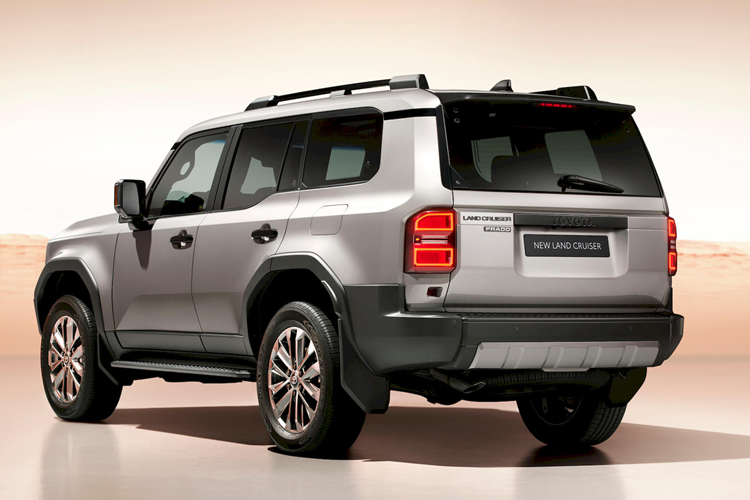 Riêng tại thị trường châu Âu thì mẫu xe này lại có cả 2 lựa chọn 5 chỗ và 7 chỗ tùy theo phiên bản cấu hình. Nhiều khả năng, xe tại Việt Nam sẽ là bản 7 chỗ nếu dùng động cơ xăng thuần túy và sẽ là bản 5 chỗ đối với cấu hình hybrid, vì bản này cắt bớt 1 hàng ghế để dành chỗ đặt cụm pin.