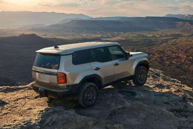 Gói công nghệ an toàn chủ động Toyota Safety Sense 3.0 cũng sẽ hiện diện đầy đủ trên xe với hệ thống kiểm soát hành trình ở mọi dải tốc độ, hỗ trợ đưa xe vào giữa làn đường, cảnh báo tiền va chạm tích hợp phát hiện người đi bộ, đèn pha tự động, hỗ trợ nhận biết biển báo giao thông, hỗ trợ lái chủ động và cảnh báo lệch làn đường kèm hỗ trợ đánh lái.