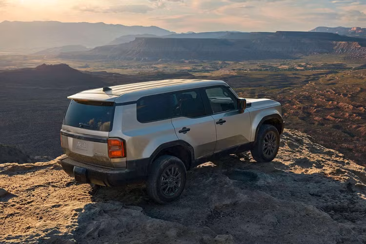 Gói công nghệ an toàn chủ động Toyota Safety Sense 3.0 cũng sẽ hiện diện đầy đủ trên xe với hệ thống kiểm soát hành trình ở mọi dải tốc độ, hỗ trợ đưa xe vào giữa làn đường, cảnh báo tiền va chạm tích hợp phát hiện người đi bộ, đèn pha tự động, hỗ trợ nhận biết biển báo giao thông, hỗ trợ lái chủ động và cảnh báo lệch làn đường kèm hỗ trợ đánh lái.