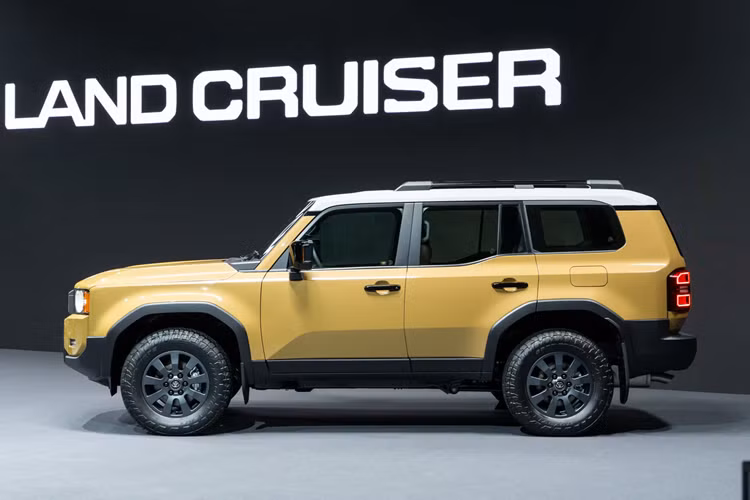 Ngoài ra, xe còn có hệ thống cảnh báo điểm mù, cảnh báo phương tiện cắt ngang khi lùi và hỗ trợ phanh khi đỗ xe. Số lượng hàng ghế và chỗ ngồi của Prado 250 thế hệ mới có sự khác nhau tùy theo thị trường. Nếu như Land Cruiser 250 tại Nhật Bản có đủ 3 hàng ghế với 7 chỗ ngồi, thì tất cả các phiên bản “Land Cruiser thế hệ mới” tại Mỹ chỉ được lắp đặt 2 hàng ghế và 5 chỗ ngồi.