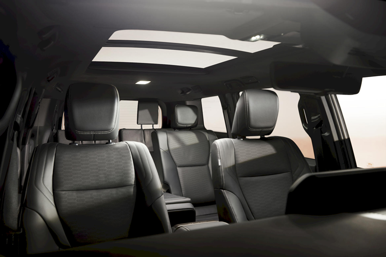 Ngoài ra, cũng có khả năng Land Cruiser Prado 250 thế hệ mới tại Việt Nam sẽ còn có thêm lựa chọn hệ truyền động hybrid xăng lai điện, vốn dĩ ban đầu chỉ được dành cho các thị trường Bắc Mỹ và Trung Quốc.