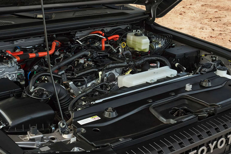 Về tiện ích, Prado 250 thế hệ mới dành cho thị trường Việt Nam sẽ sở hữu đèn pha có tính năng thích ứng Bladescan giống Lexus, mâm 20 inch, hàng ghế sau có sưởi, hiển thị thông tin trên kính lái (HUD), ổ cắm HDMI