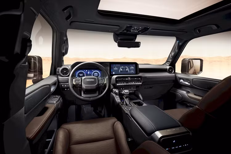 Phiên bản Land Cruiser Prado 250 thế hệ mới dành cho thị trường Việt Nam sẽ vận hành bằng động cơ xăng tăng áp T24A-FTS với dung tích 2.4L, công suất 281 mã lực PS (207 kW), mô-men xoắn cực đại 430 Nm đi kèm với hộp số tự động 8 cấp Direct Shift-8AT. Đây cũng là cấu hình động cơ được áp dụng cho những xe Prado 250 bán ở Đông Âu và Trung Đông.