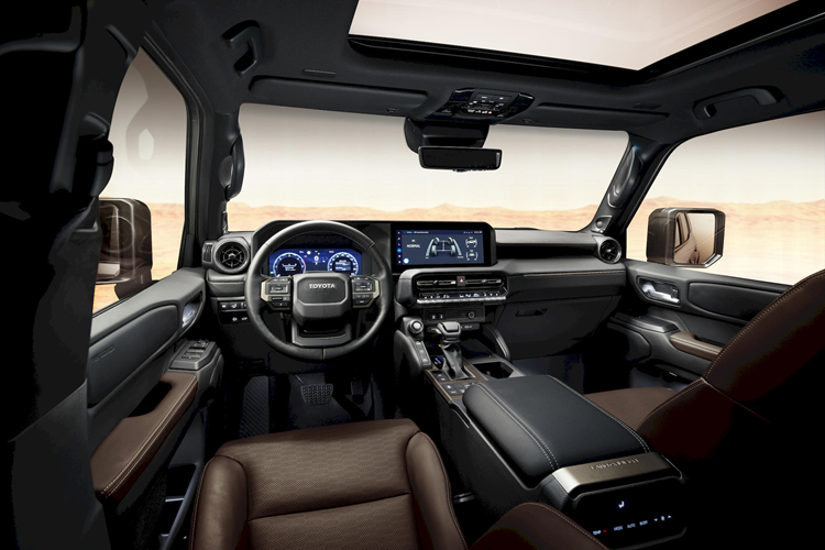 Phiên bản Land Cruiser Prado 250 thế hệ mới dành cho thị trường Việt Nam sẽ vận hành bằng động cơ xăng tăng áp T24A-FTS với dung tích 2.4L, công suất 281 mã lực PS (207 kW), mô-men xoắn cực đại 430 Nm đi kèm với hộp số tự động 8 cấp Direct Shift-8AT. Đây cũng là cấu hình động cơ được áp dụng cho những xe Prado 250 bán ở Đông Âu và Trung Đông.