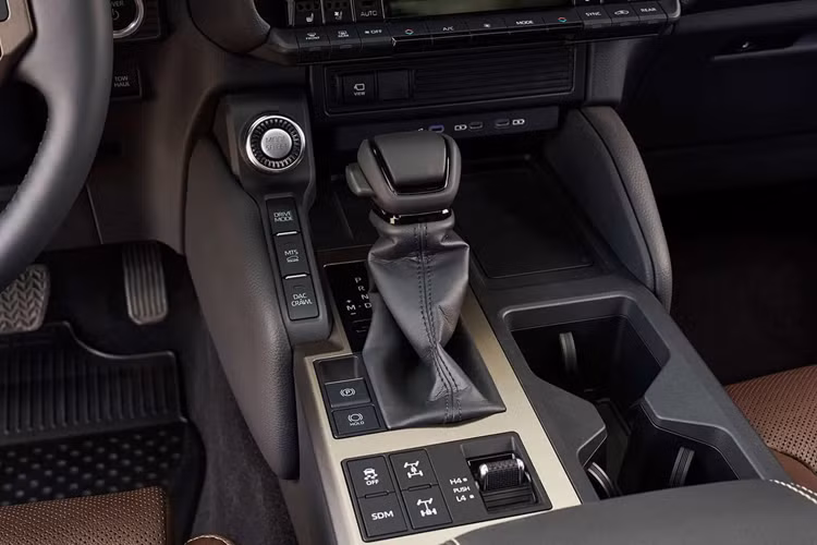 Cũng giống mọi mẫu Land Cruiser Prado trước đây, Prado 250 thế hệ mới được trang bị tiêu chuẩn hệ dẫn động hai cầu với một hộp số phụ 2 cấp độ, cùng với bộ vi sai trung tâm và khóa vi sai cầu sau.