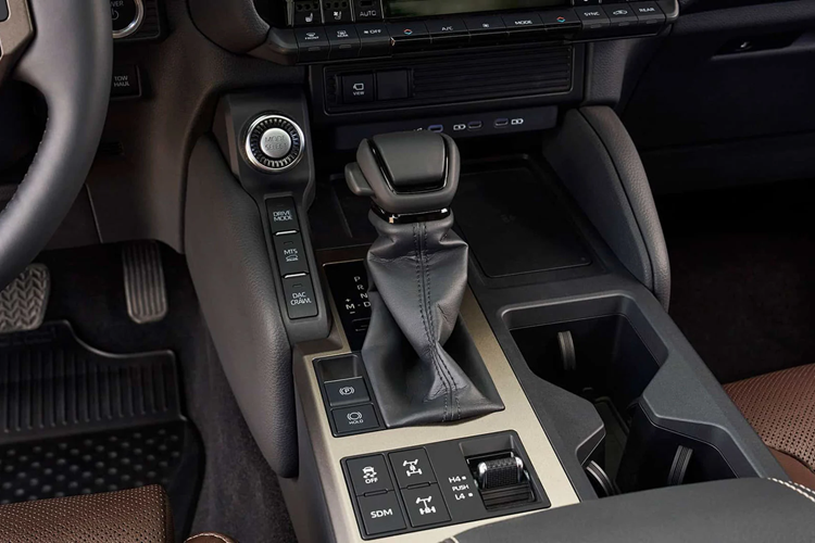 Cũng giống mọi mẫu Land Cruiser Prado trước đây, Prado 250 thế hệ mới được trang bị tiêu chuẩn hệ dẫn động hai cầu với một hộp số phụ 2 cấp độ, cùng với bộ vi sai trung tâm và khóa vi sai cầu sau.