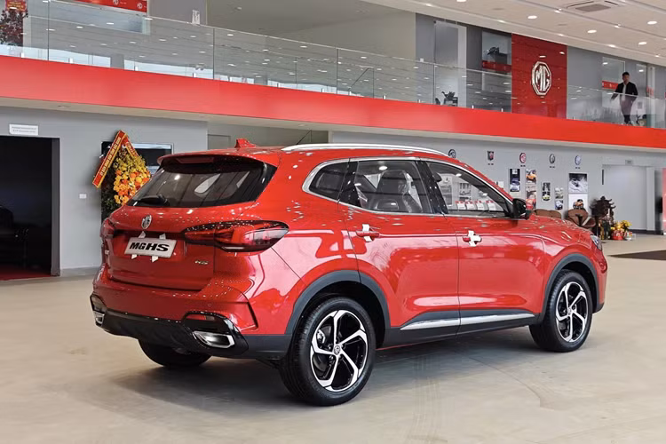 Trang bị an toàn của xe gồm có 4 túi khí, cảm biến hỗ trợ đỗ xe, hệ thống cảnh báo điểm mù, cảnh báo phương tiện cắt ngang phía sau, cảnh báo hỗ trợ chuyển làn, cảnh báo mở cửa xe an toàn và hỗ trợ xuống dốc. Camera 360 độ không được trang bị cho MG HS DEL.