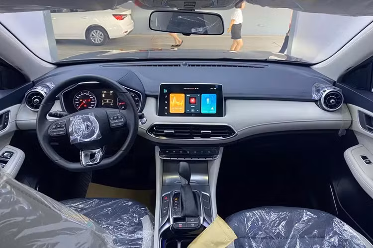 Theo đó, ở bản tiêu chuẩn, mẫu SUV cỡ C này được trang bị hệ thống đèn LED từ trước ra sau, pha tự động bật/tắt/tự động điều chỉnh góc chiếu, đèn chào mừng, đèn chờ dẫn đường, vành hợp kim 18 inch và gương chiếu hậu chỉnh điện/gập điện/gập tự động/sấy gương/tích hợp đèn báo rẽ.