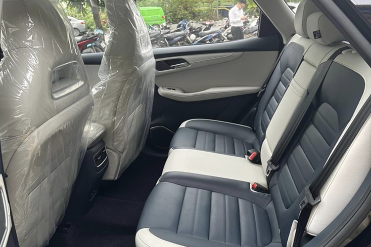 Bên trong xe, MG HS DEL sở hữu ghế bọc da, ghế trước chỉnh điện/sưởi ấm, vô lăng tích hợp phím chức năng, bảng đồng hồ analog, màn hình cảm ứng trung tâm 10,1 inch, hỗ trợ kết nối Android Auto/Apple CarPlay, hệ thống âm thanh 6 loa, điều hòa chỉnh cơ, cửa sổ trời toàn cảnh Panorama, 4 cổng USB, phanh tay điện tử và đèn viền trang trí nội thất 256 màu.