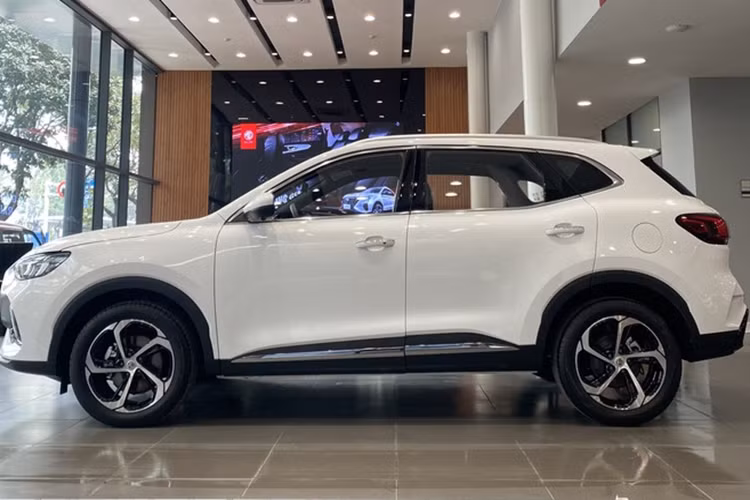 Ở bản tiêu chuẩn, mẫu xe này không có bảng đồng hồ kỹ thuật số 12,3 inch, hệ thống âm thanh Bose 8.1 với 6 loa, điều hòa tự động 2 vùng độc lập và sạc điện thoại không dây.