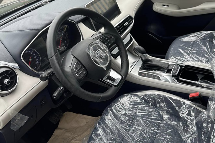 Bản DEL không có gạt mưa tự động, cửa cốp đóng/mở chỉnh điện và tay nắm cửa mạ crôm như bản LUX.