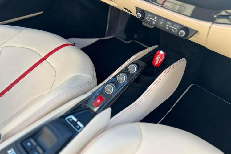 Đuôi xe nổi bật nhất với cụm đèn hậu dạng LED thiết kế tròn quen thuộc nhà Ferrari cùng hệ thống ống xả đặt ở vị trí giống 488 và bộ khuếch tán gió cỡ lớn làm từ chất liệu carbon siêu nhẹ.