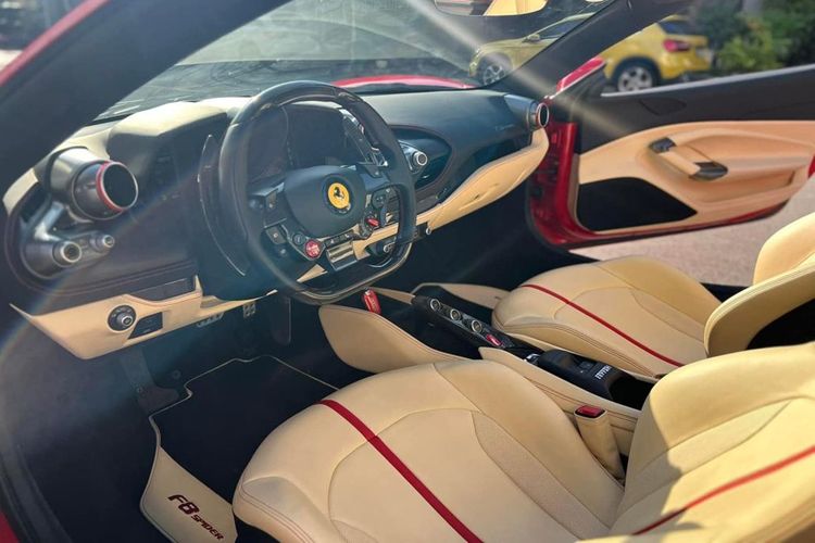 Phần đầu xe nổi bật với cụm đèn pha dạng Full-LED nằm ngang thanh mảnh, gọn gàng hơn, các khe hút gió mới đặt ngay bên trên giúp cải thiện luồng khí trong vòm bánh xe trước. Xe được trang bị bộ la-zăng Matt Grigio Corsa Diamond Cut hình ngôi sao có kích thước 20 inch, kết hợp hệ thống phanh gốm với cùm phanh màu vàng.