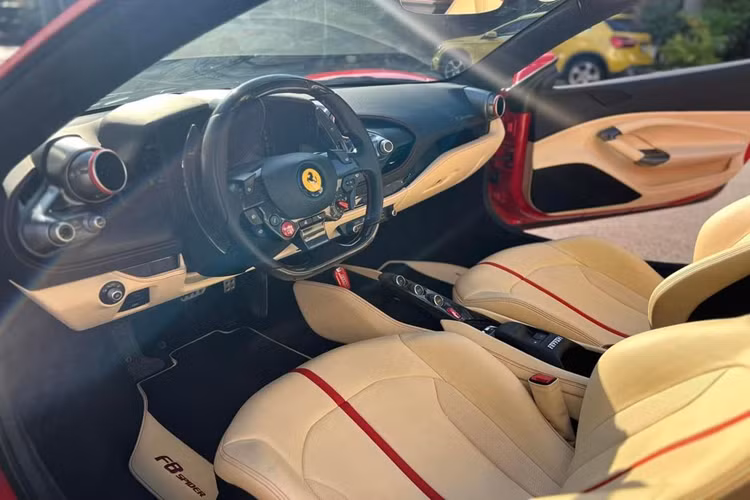 Phần đầu xe nổi bật với cụm đèn pha dạng Full-LED nằm ngang thanh mảnh, gọn gàng hơn, các khe hút gió mới đặt ngay bên trên giúp cải thiện luồng khí trong vòm bánh xe trước. Xe được trang bị bộ la-zăng Matt Grigio Corsa Diamond Cut hình ngôi sao có kích thước 20 inch, kết hợp hệ thống phanh gốm với cùm phanh màu vàng.