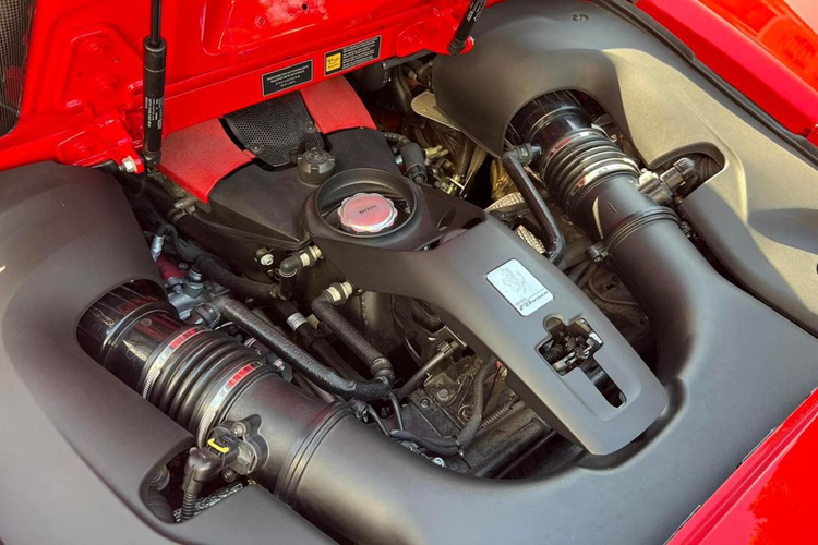 Cũng giống như những người anh em nhà "ngựa chồm" gồm 458 Spider và 488 Spider, Ferrari F8 Spider có phần mui cứng có thể thu gọn vào khoang sau, việc đóng/mở mui chỉ mất 14 giây, và nó có thể hoạt động ở tốc độ lên tới 45 km/h. Tuy nhiên, bộ mui trần dạng cứng này cũng khiến F8 Spider nặng hơn F8 Tributo tới 70 kg.