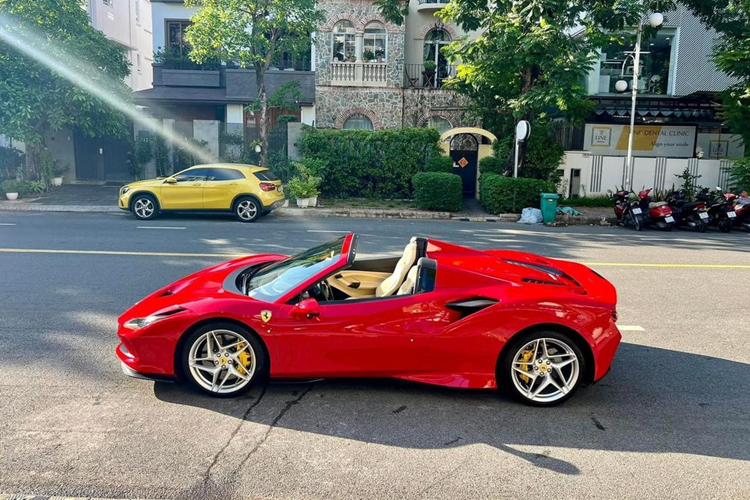 Với giá đang được chào bán trên thị trường xe cũ thì chủ nhân chiếc siêu xe Ferrari F8 Spider trong bài đã chịu khoản lỗ lên tới hơn 4 tỷ đồng. Về ngoại hình, chiếc Ferrari F8 Spider chính hãng này nhìn chung còn khá mới, chưa có dấu hiệu hao mòn do xe cũng ít được sử dụng và được “chăm sóc” cẩn thận.