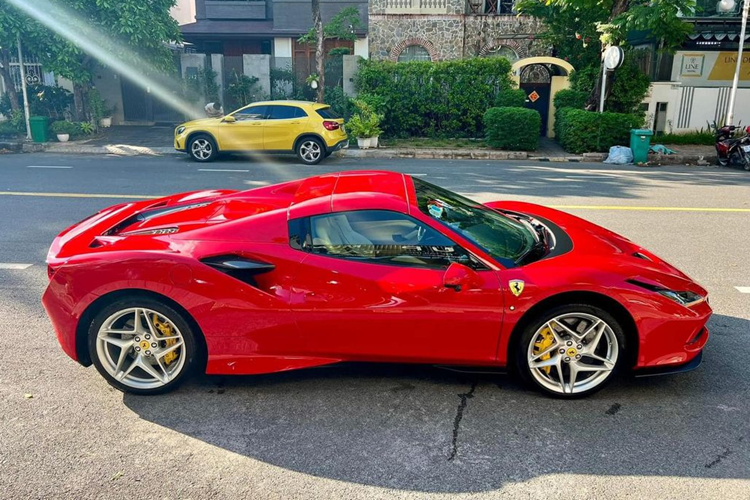 Hiện chiếc Ferrari F8 Spider này là xe duy nhất xuất hiện trên thị trường xe cũ. Trong khi đó vào thời điểm mua mới, chủ sở hữu phải bỏ ra số tiền không dưới 28 tỷ đồng để sở hữu Ferrari F8 Spider. Và để có thể “lăn bánh” “siêu ngựa”, ước tính tổng số tiền mà người này phải chi là 31 tỷ đồng.