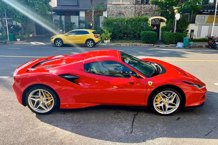 Hiện chiếc Ferrari F8 Spider này là xe duy nhất xuất hiện trên thị trường xe cũ. Trong khi đó vào thời điểm mua mới, chủ sở hữu phải bỏ ra số tiền không dưới 28 tỷ đồng để sở hữu Ferrari F8 Spider. Và để có thể “lăn bánh” “siêu ngựa”, ước tính tổng số tiền mà người này phải chi là 31 tỷ đồng.
