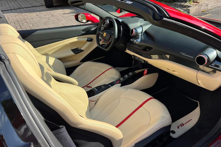 Xe sở hữu màu sơn ngoại thất đỏ Rosso Corsa truyền thống của thương hiệu "ngựa chồm". Ferrari F8 Spider mang ngôn ngữ thiết kế "S-Duct" với họng hút gió trước lấy cảm hứng từ xe đua F1, giúp tăng thêm 15% lực ép xuống mặt đường so với mẫu xe tiền nhiệm.