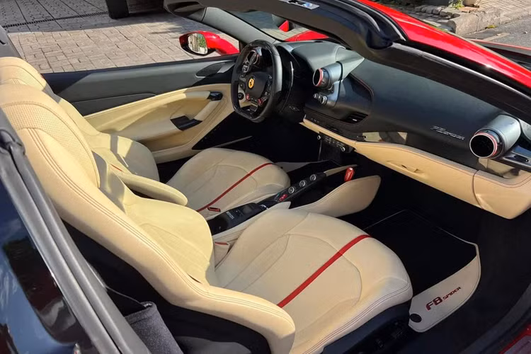 Xe sở hữu màu sơn ngoại thất đỏ Rosso Corsa truyền thống của thương hiệu "ngựa chồm". Ferrari F8 Spider mang ngôn ngữ thiết kế "S-Duct" với họng hút gió trước lấy cảm hứng từ xe đua F1, giúp tăng thêm 15% lực ép xuống mặt đường so với mẫu xe tiền nhiệm.