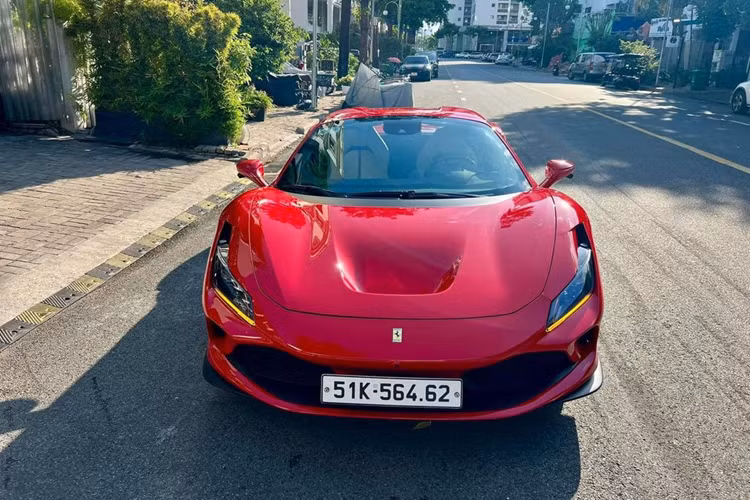 Thông tin người bán đăng tải cho biết, chiếc Ferrari F8 Spider trong bài về nước theo diện nhập khẩu chính hãng, xe thuộc đời 2021, được đăng ký lần đầu vào tháng 12/2022. ODO của xe hiện dừng ở mức 7.000 km. Qua tìm hiểu, chiếc siêu xe hiện đang được chào bán với mức giá gần 27 tỷ đồng.