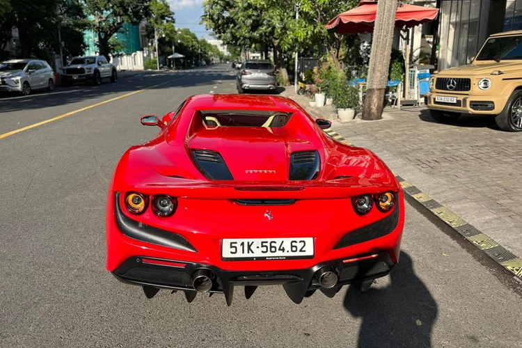 "Trái tim" của siêu xe Ferrari F8 Spider là cỗ máy V8 3.9 lít Bi-Turbo tương tự như chiếc F8 Tributo, sản sinh công suất 711 mã lực và mô-men xoắn cực đại 770 Nm. giúp xe tăng tốc từ 0 lên 100 km/h chỉ trong 2.9 giây, trước khi đạt tốc độ tối đa 340 km/h. 