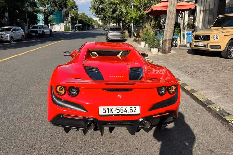 "Trái tim" của siêu xe Ferrari F8 Spider là cỗ máy V8 3.9 lít Bi-Turbo tương tự như chiếc F8 Tributo, sản sinh công suất 711 mã lực và mô-men xoắn cực đại 770 Nm. giúp xe tăng tốc từ 0 lên 100 km/h chỉ trong 2.9 giây, trước khi đạt tốc độ tối đa 340 km/h. 
