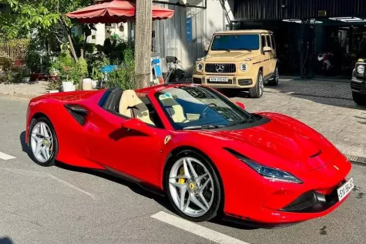 Bên trong cabin, nội thất của chiếc Ferrari F8 Spider này đã được cá nhân hoá với tông màu be chủ đạo và có thêm điểm nhấn đường chỉ khâu và đường viền màu đỏ. Siêu xe thể thao được trang bị cụm đồng hồ kỹ thuật số sẽ có kích thước lớn, vẫn mang thiết kế truyền thống của Ferrari với đồng hồ vòng tua được bố trí ở chính giữa.