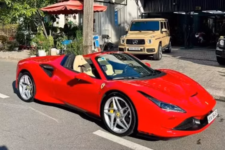 Bên trong cabin, nội thất của chiếc Ferrari F8 Spider này đã được cá nhân hoá với tông màu be chủ đạo và có thêm điểm nhấn đường chỉ khâu và đường viền màu đỏ. Siêu xe thể thao được trang bị cụm đồng hồ kỹ thuật số sẽ có kích thước lớn, vẫn mang thiết kế truyền thống của Ferrari với đồng hồ vòng tua được bố trí ở chính giữa.