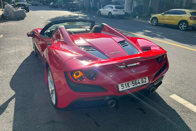 Những chi tiết đáng chú ý khác bao gồm hệ thống 2 ghế ngồi phong cách thể thao, các điểm nhấn bằng nhôm và sợi carbon, màn hình thông tin giải trí dạng cảm ứng cỡ 7 inch bên phía hành khách,... 