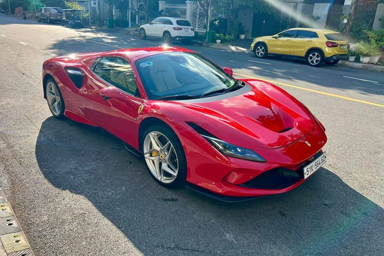 Ferrari F8 Spider chay 7.000km len san xe cu, lo nhe hon 4 ty dong
