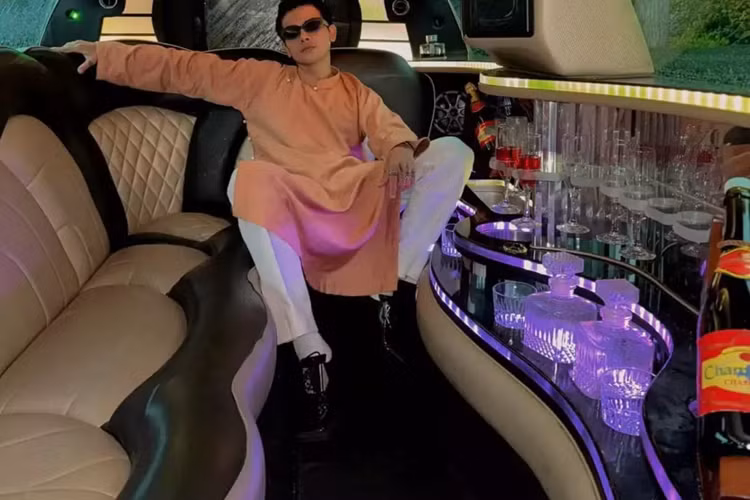 Thậm chí 1 số đơn vị còn không chuẩn bị được xe, nên số xe hoa đã bị giới hạn lại, nhưng trong đó, vẫn có điểm nhấn là 3 chiếc xe Limousine hàng khủng góp mặt bao gồm Hummer H3 và cặp đôi xe Chrysler 300C, với mỗi xe có chiều dài từ 8,3 mét đến 9,5 mét.