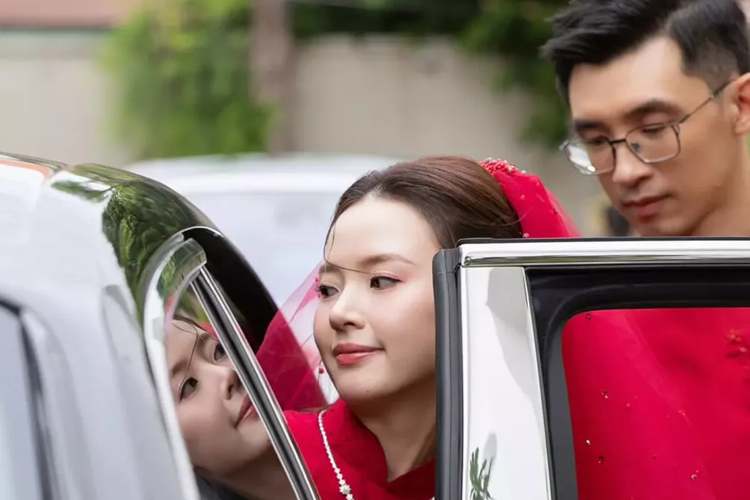 Ngoài 3 chiếc xe Limousine hàng rước dâu, lễ vu quy của hot girl Midu còn có đội xe siêu sang Mercedes-Maybach S-Class với hơn 3 chiếc, trong đó, xe màu đen, mang biển kiểm soát 51H-476.xx làm xe hoa, chở cô dâu và chú rể, thay vì 1 trong 3 chiếc xe Limousine kể trên.