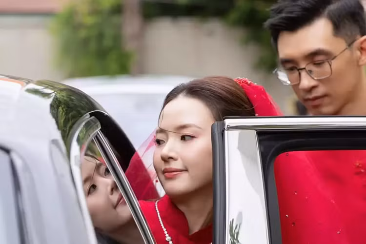 Ngoài 3 chiếc xe Limousine hàng rước dâu, lễ vu quy của hot girl Midu còn có đội xe siêu sang Mercedes-Maybach S-Class với hơn 3 chiếc, trong đó, xe màu đen, mang biển kiểm soát 51H-476.xx làm xe hoa, chở cô dâu và chú rể, thay vì 1 trong 3 chiếc xe Limousine kể trên.