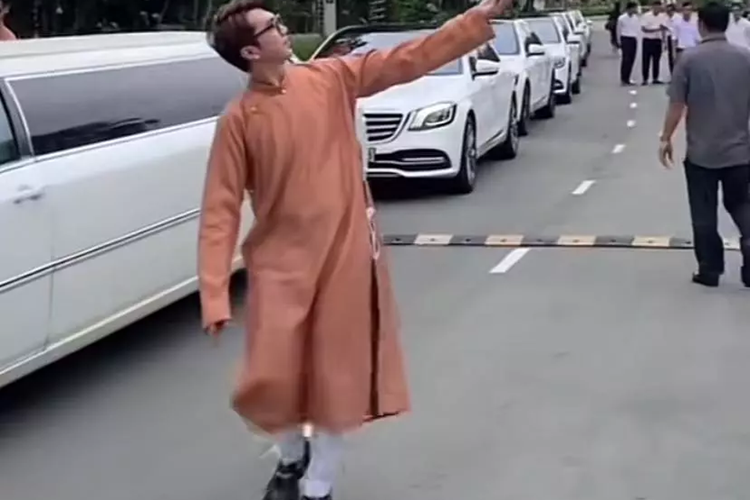 Được biết, trong lễ vu quy của mình, hot girl Midu và chồng đã thuê khá nhiều mẫu xe siêu sang tiền tỷ làm xe hoa.