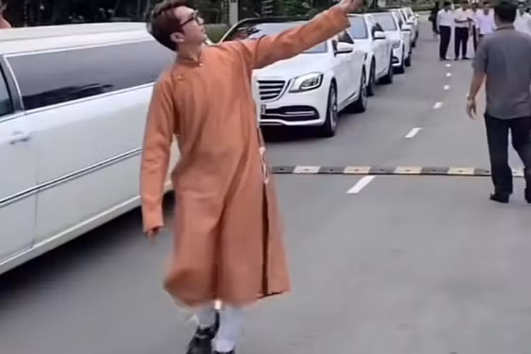 Được biết, trong lễ vu quy của mình, hot girl Midu và chồng đã thuê khá nhiều mẫu xe siêu sang tiền tỷ làm xe hoa.